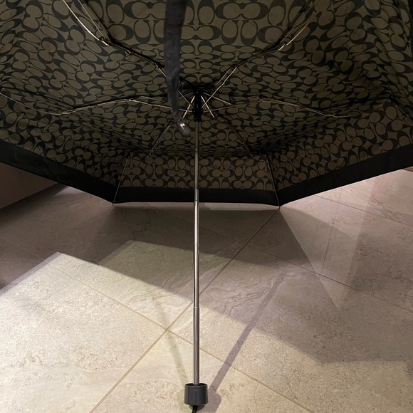 Coach umbrella - Picture 2 of 3